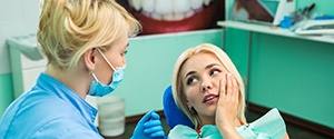 patient with dental emergency visiting dentist 