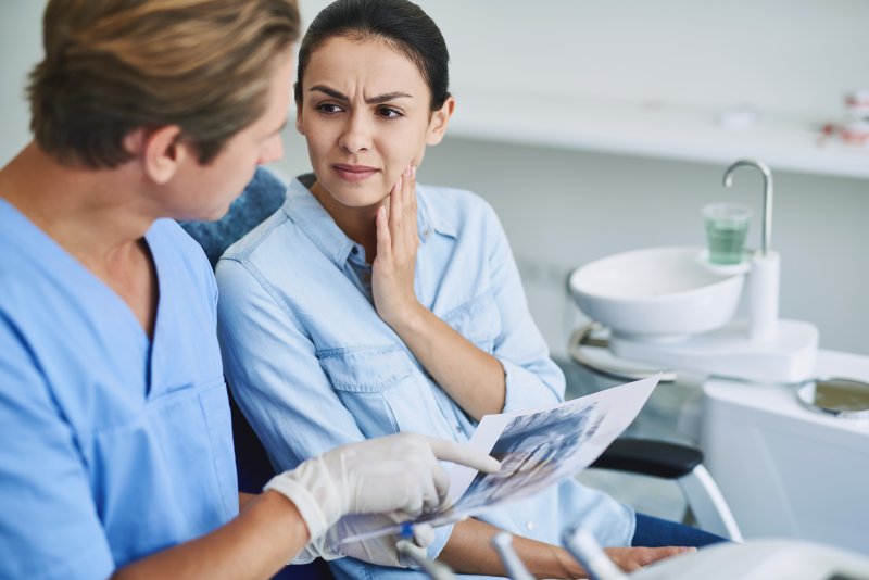 woman experiencing jaw pain 